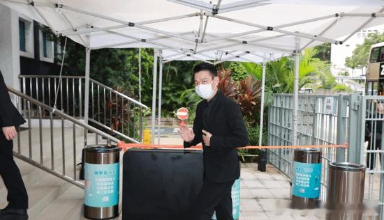 香港戏剧界泰斗钟景辉离世 周润发刘德华现身送别香港戏剧界泰斗、业界尊称“King
