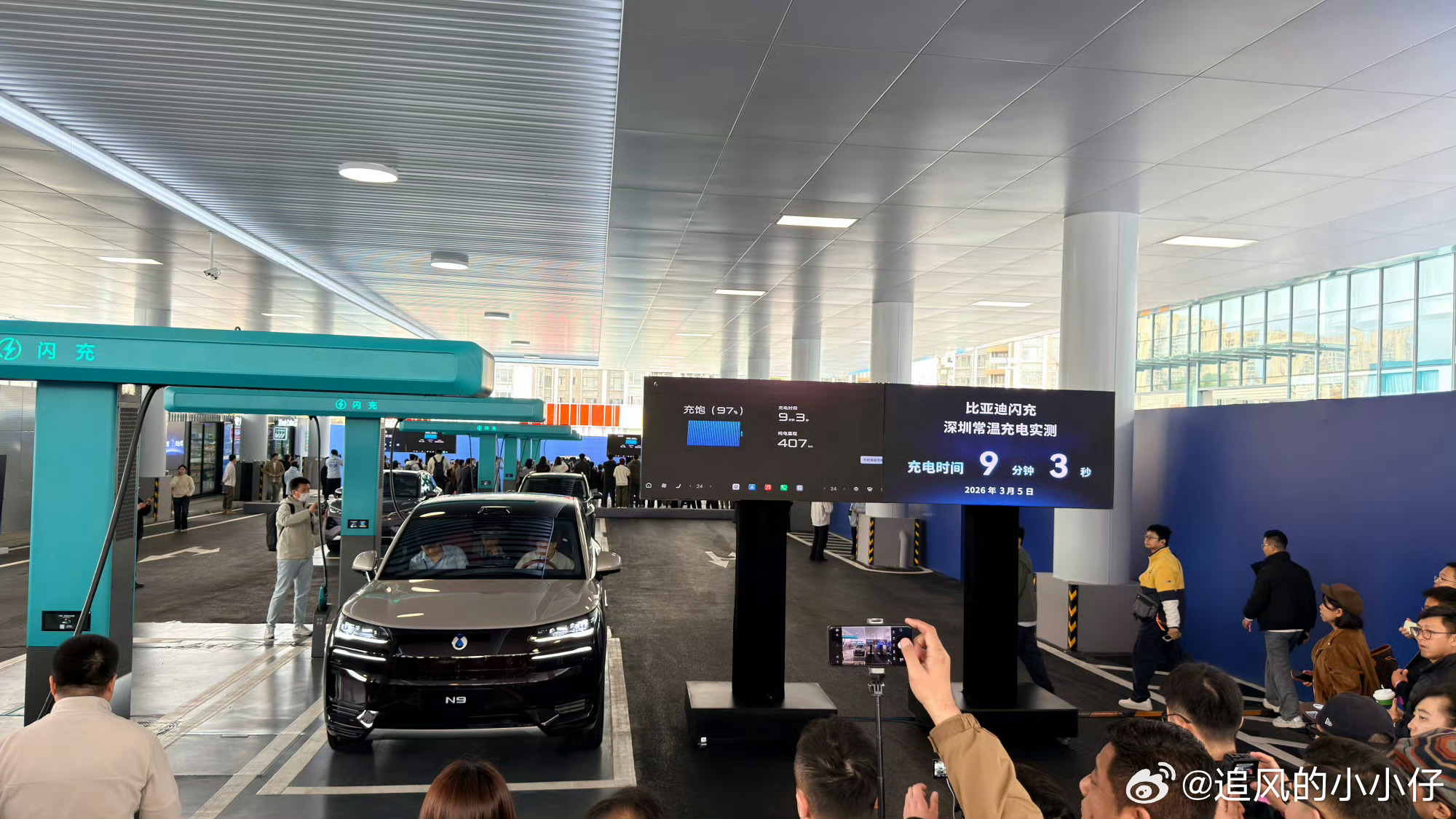 比亚迪这个闪充不错，9 分钟能充满，确实方便。普及后比亚迪的销量估计能再上一个台
