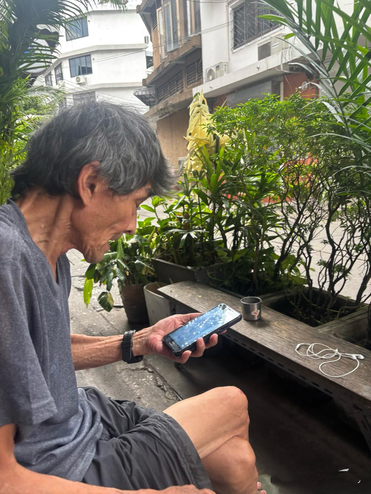 老陈今年五十出头，早早放下了朝九晚五的工作。旁人都好奇他靠什么度日，他只是笑着指