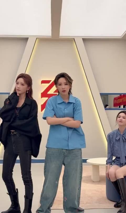 我们至今不知道李斯丹妮去乘风2026到底和多少姐姐cha了delulu，库存还在
