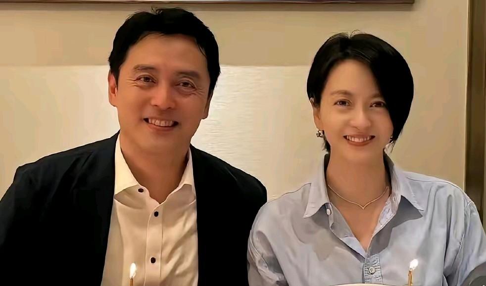 咋一看还以为这个男的是钟镇涛呢，和钟镇涛长得太像了，从远处看你肯定以为就是钟镇涛