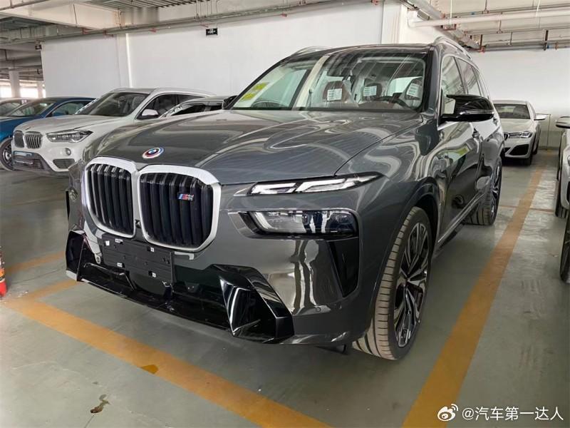 宝马 X7 M60i ，碧玺灰/松露褐，现车全新选配：性能版运动套装，个性化定制