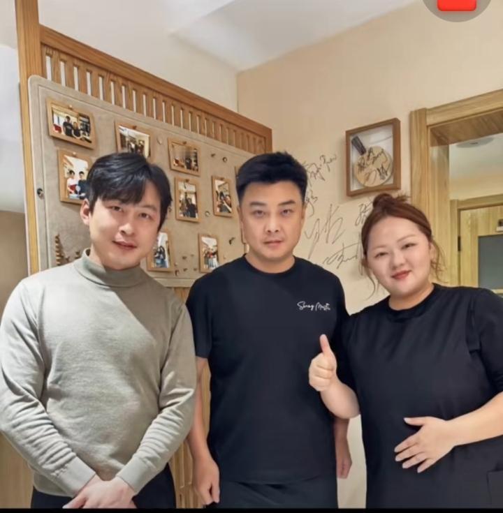 王皓指导出征多哈前理发了[赞][笑哭]！
昨晚，王皓指导的御用理发师晒出王皓新照