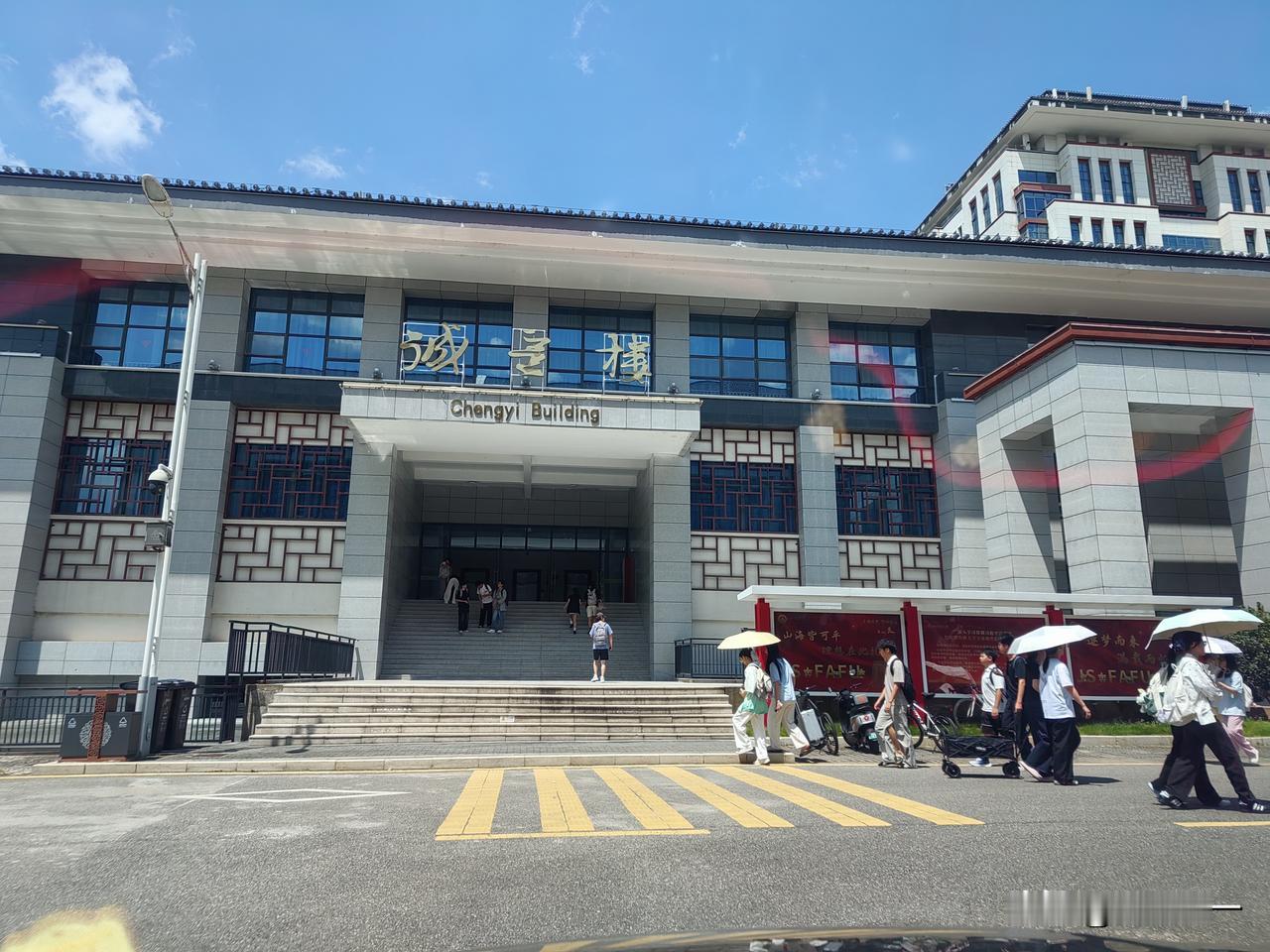 本轮Ai的泡沫有人说和2000年的互联网泡沫相似，
泡沫破裂的破坏程度一不一样不