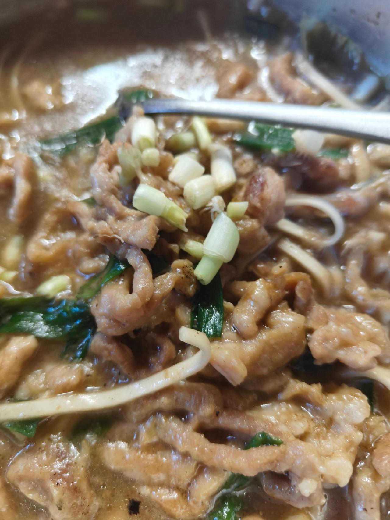 🍜嗦一口热汤面，肉丝在舌尖跳圆舞曲💃葱花是春天的信使，暖了胃也熨帖了心❤️