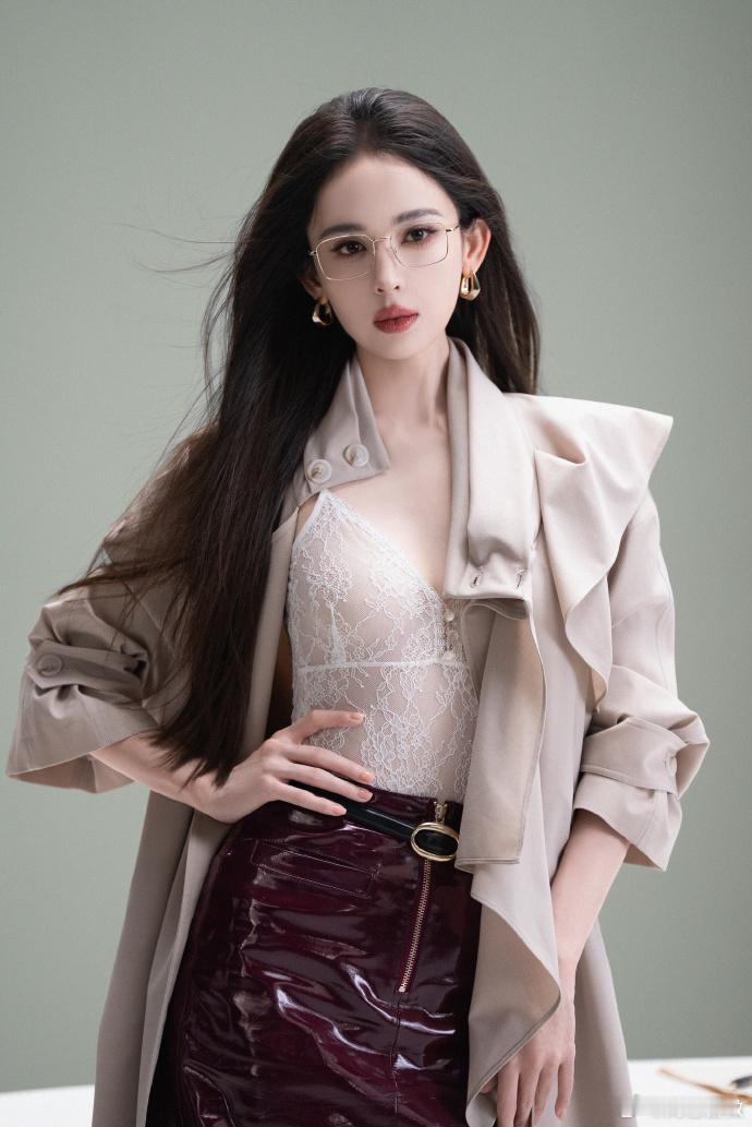 娜扎细框镜美成啥了娜扎我想象中职场的样子 娜扎细框镜美成啥了，完全就是职场女精英