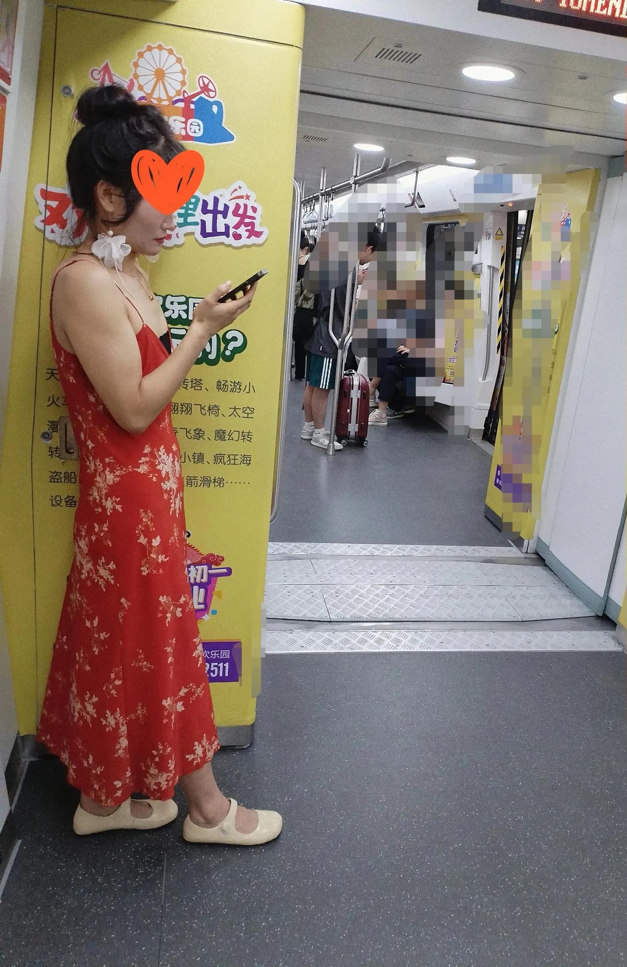 在地铁上看到一位女士这么穿，想知道是凉快还是好看[呲牙][呲牙][呲牙][呲牙]