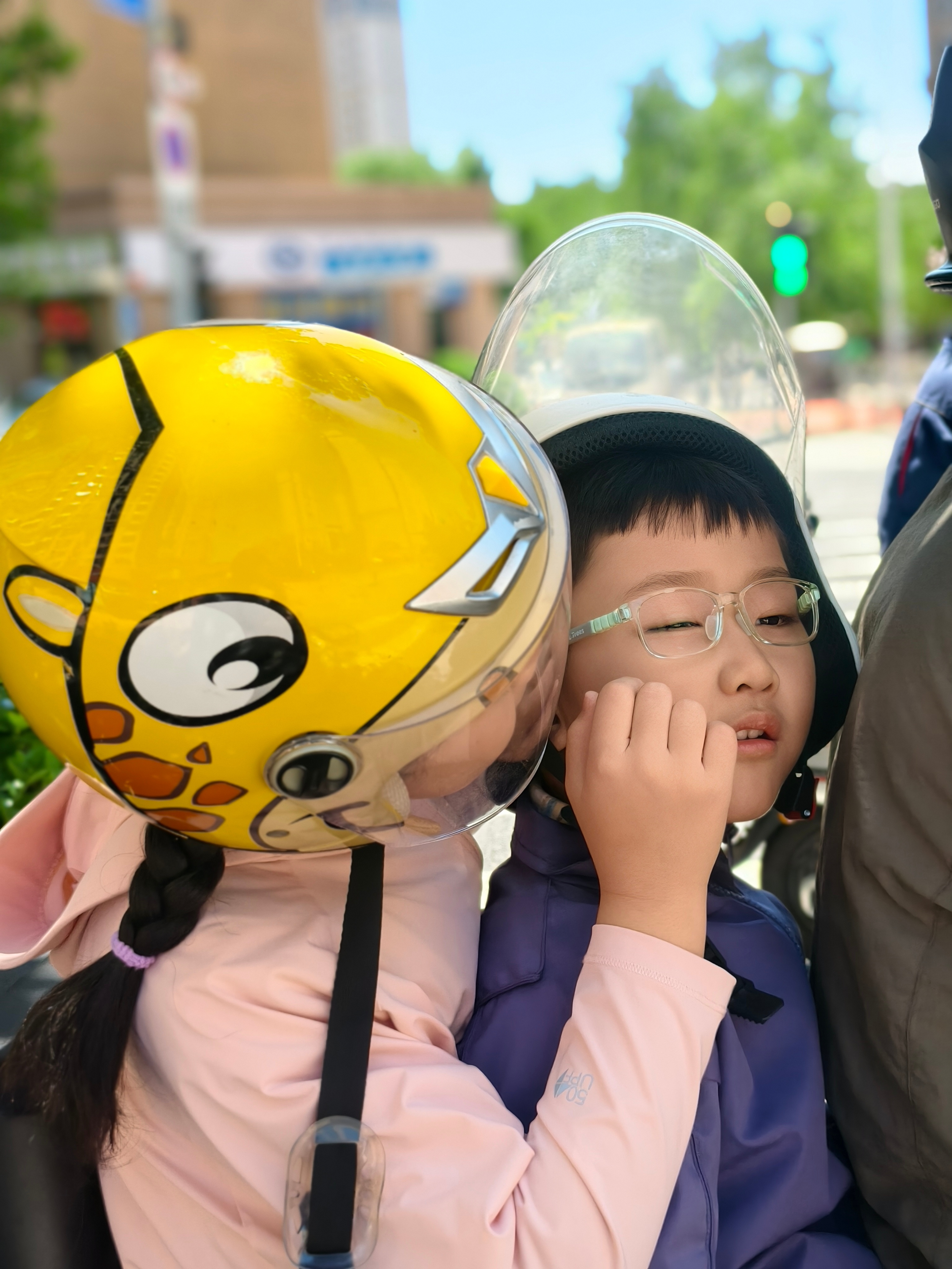 大学生喜爱内容共创计划高考加油周日带姐弟俩去印象城的路上，正好经过一所高考点校区