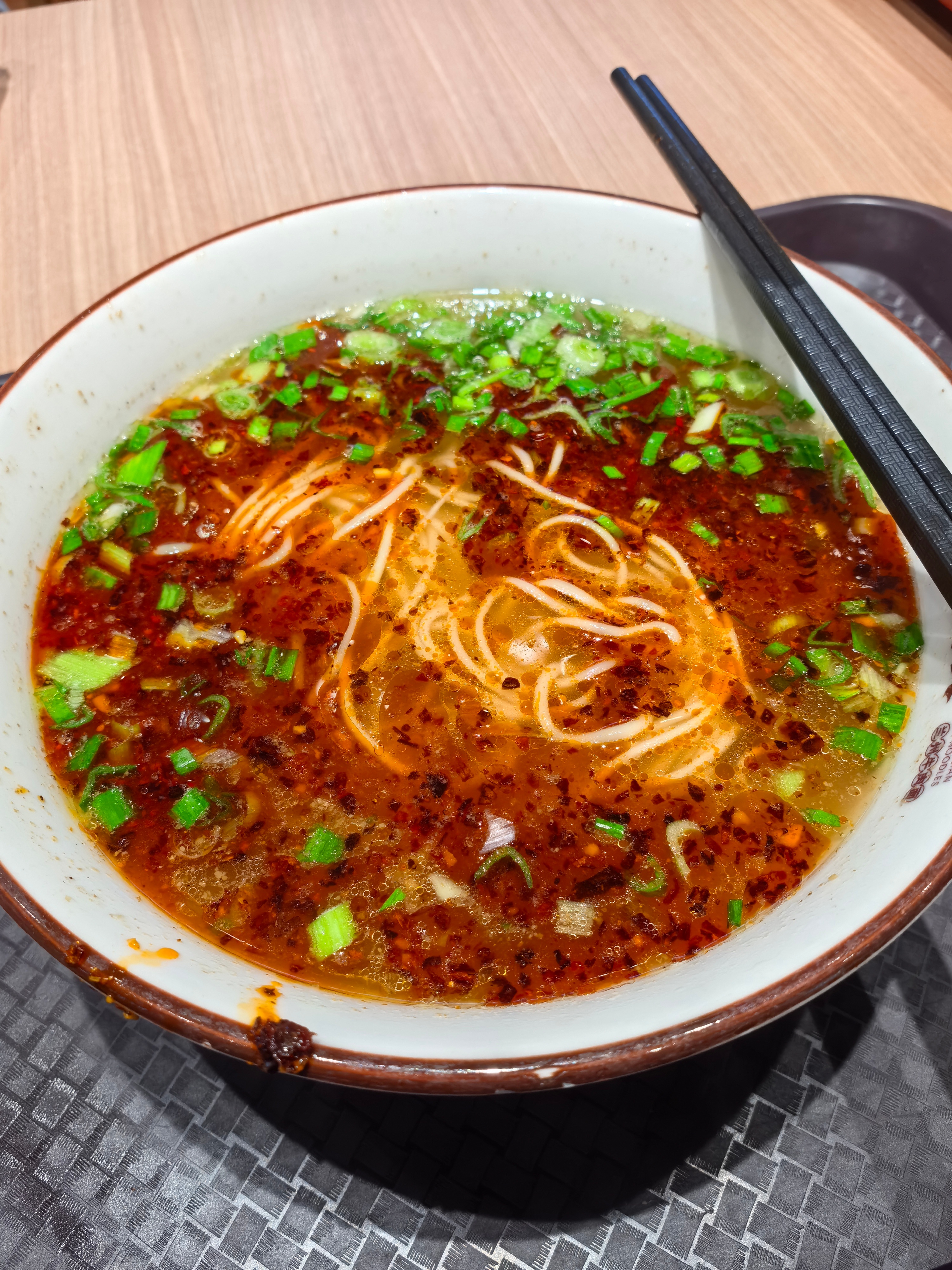 给兰州机场点赞，中转有免费的牛肉面吃！[赞]  ​​​