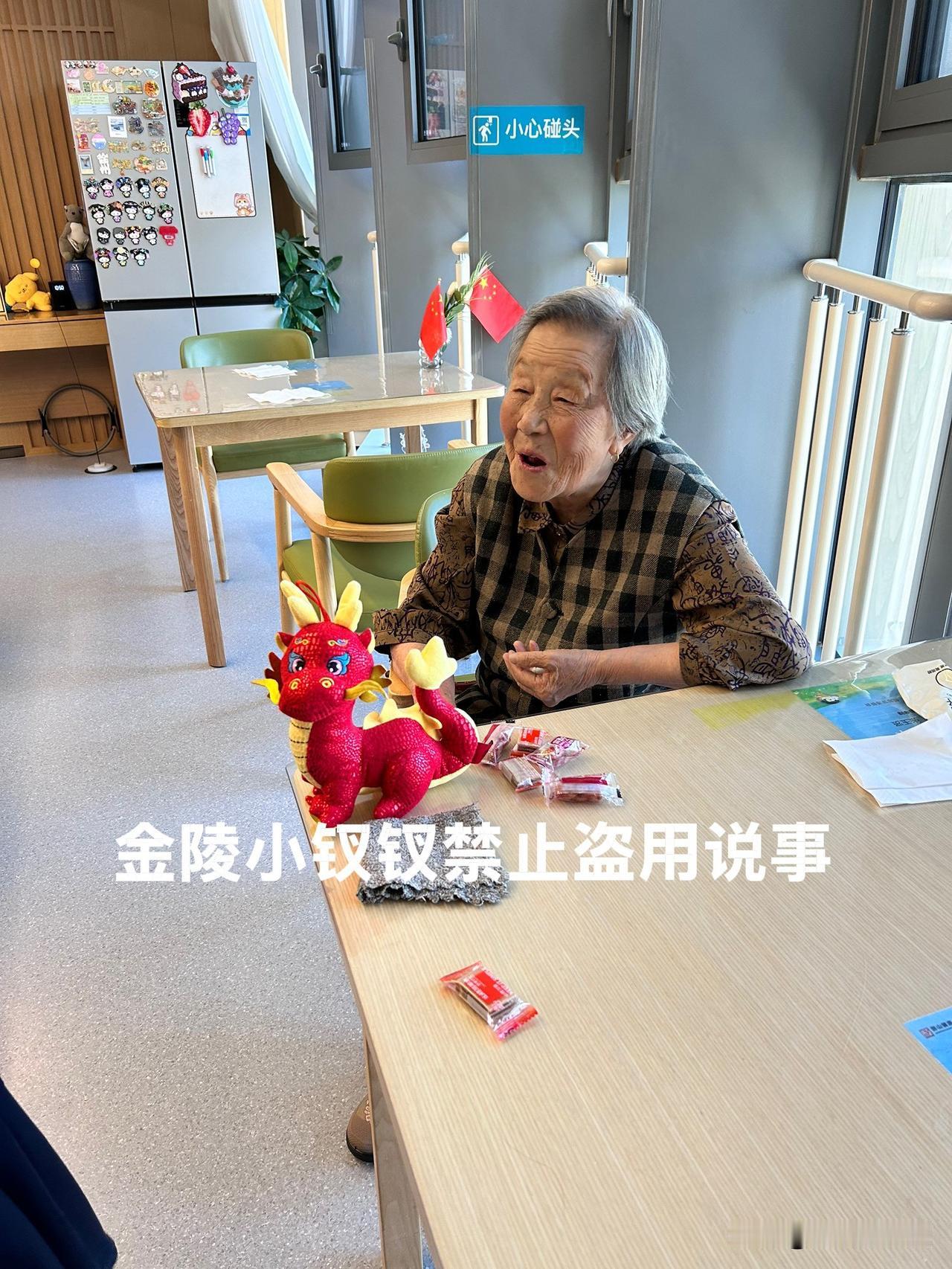 今天注定了又是欢喜的日子！

今天是周末，电梯门一开，两小只飞快地跑到了我95岁