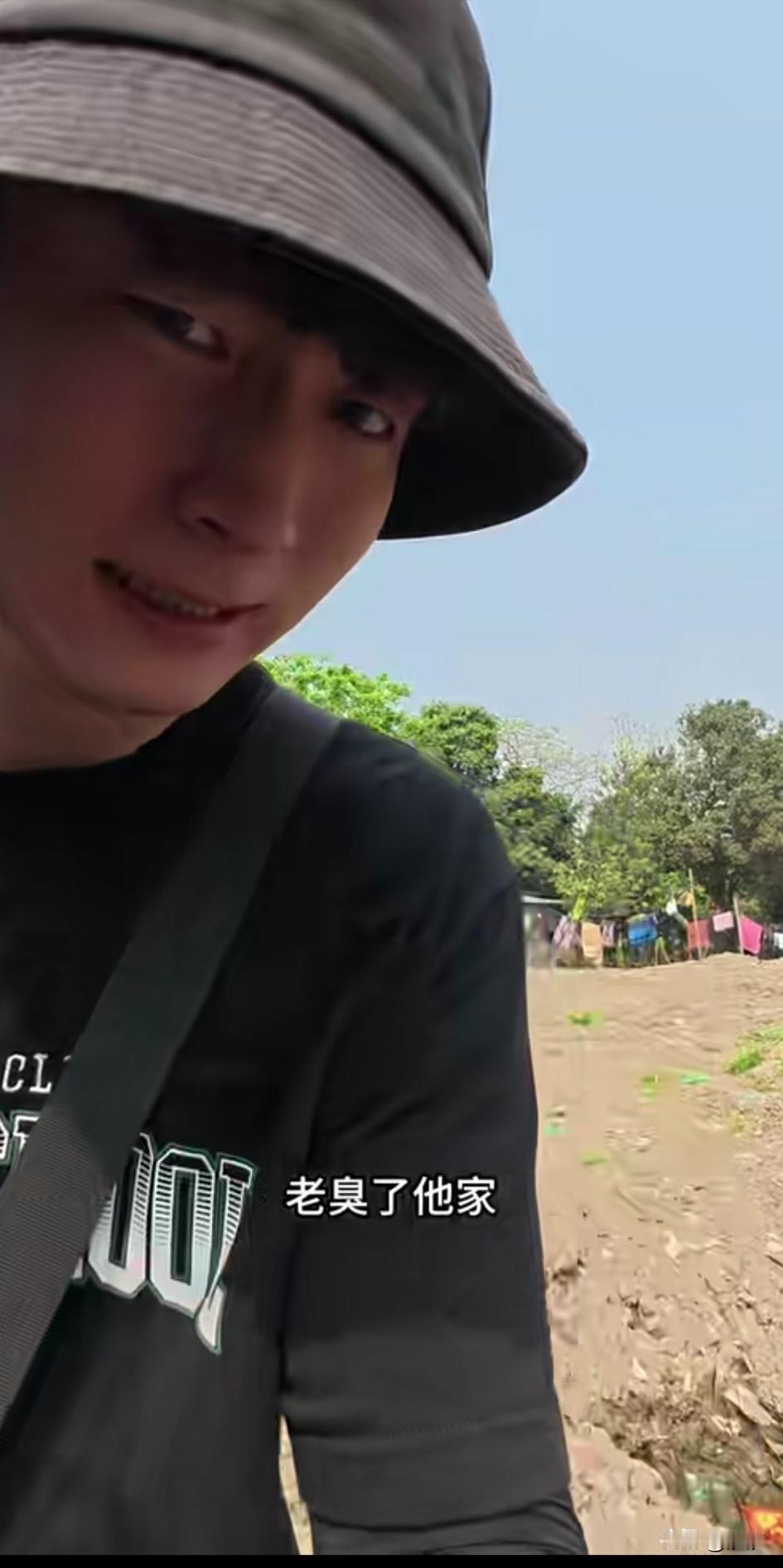 中国小哥去印度旅行，
来到了印度的贫民窟，
眼前的一幕直接惊呆了他，
印度贫民窟