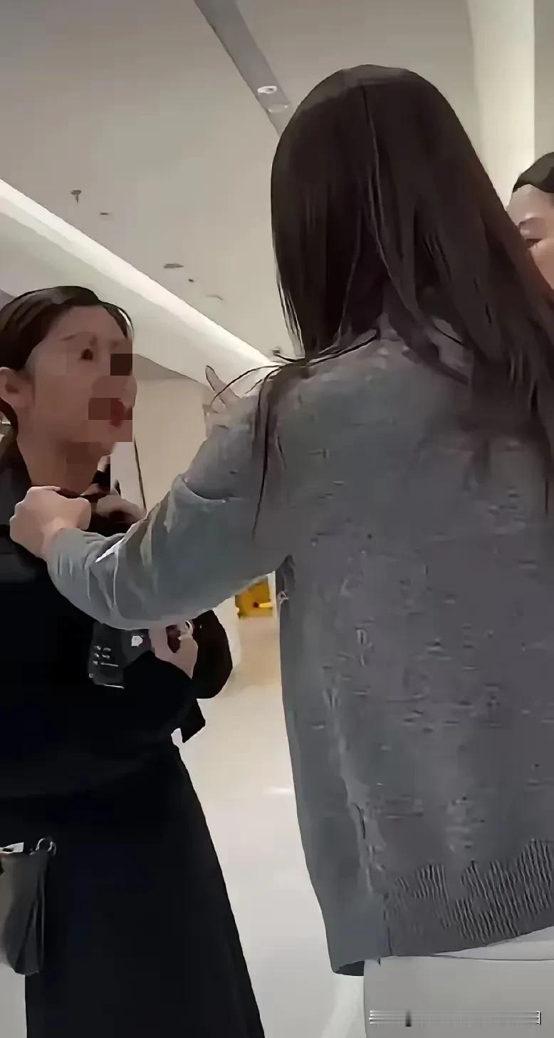 网传合肥银泰LV店某柜姐因为与男客人暧昧，客人老婆大闹商场了，该柜姐还理直气壮的