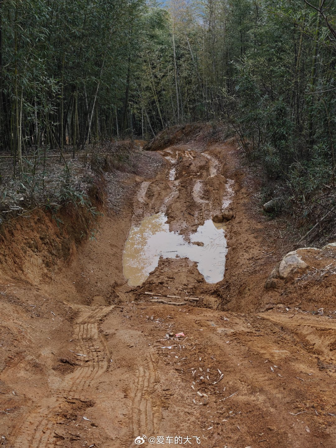 在山沟沟里从早上穿到晚上一半儿的时间都是在等救援或者前车通过车队大，新手多，效率