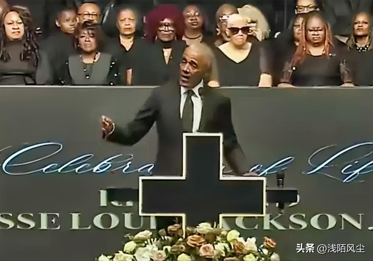 在杰西·杰克逊牧师的纪念活动上，美国前总统奥巴马指出，当前美国民主制度正面临冲击