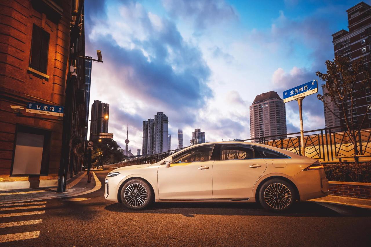 早上摸鱼刷新闻，又看到个离谱谣言，说吉林松原半个城停电是因为一只松鼠爬上了变压器