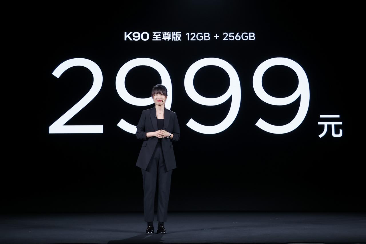 REDMI K90至尊版来了，确实不错，6.83英寸的OLED直屏，M10发光材