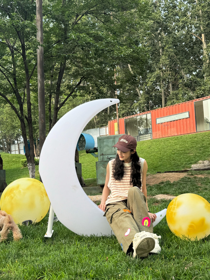 希林娜依高拍了拍青春 希林娜依高拍了拍青春，看来大家的青春都是一模一样的呀，希林