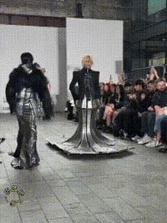 穿上这个，
路上100%回头率。