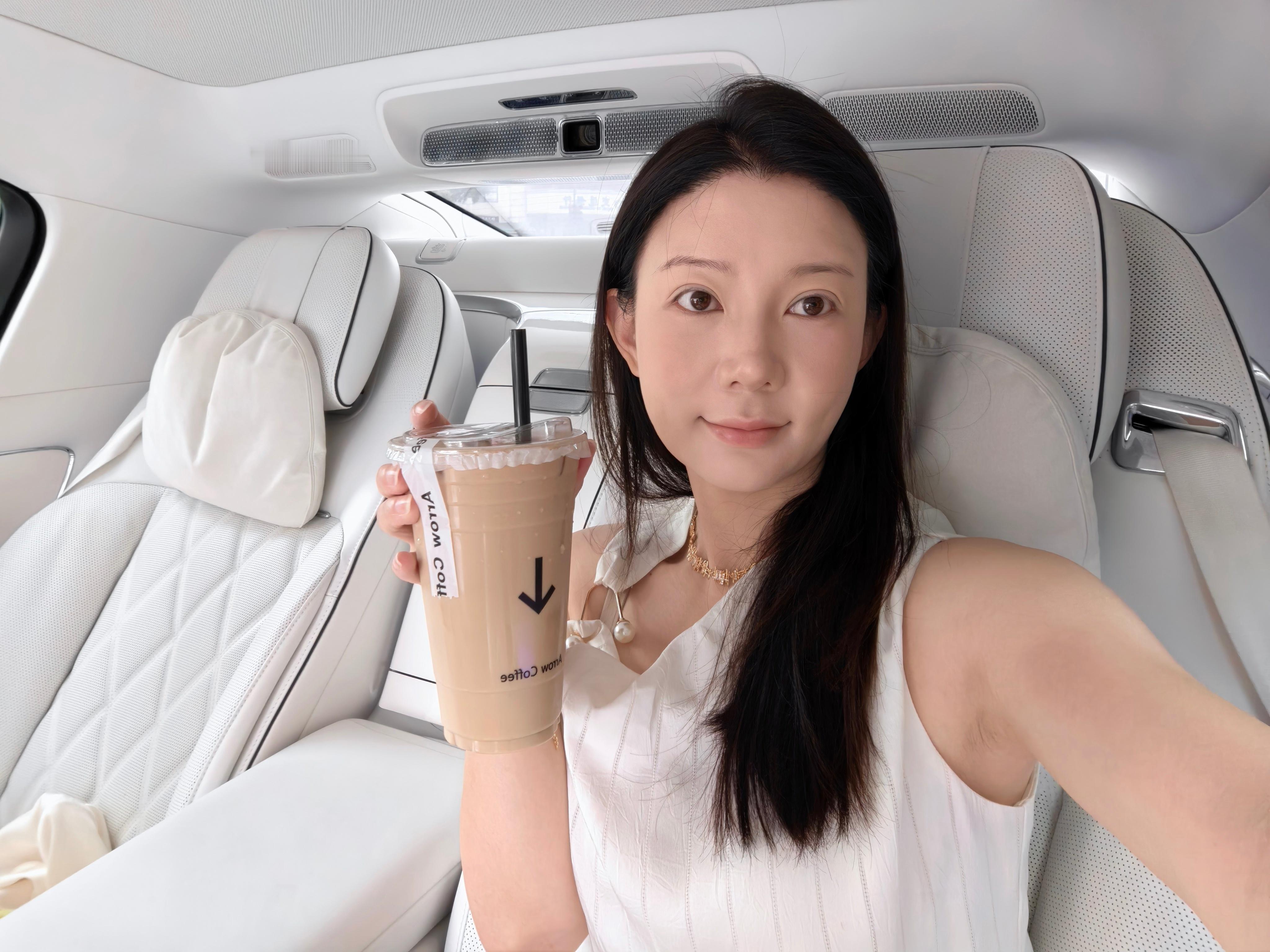 搬砖路上必备一升的吨吨杯拿铁现在去拍一台顶牛的MPV 猜猜是啥车？(感觉我已经剧