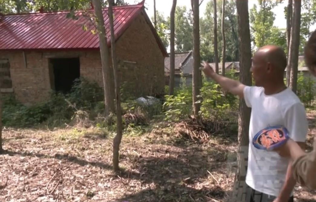 26万卖掉老家宅基地，白纸黑字限建房，买家反手盖5层出租，老人气到发抖。
“欺负