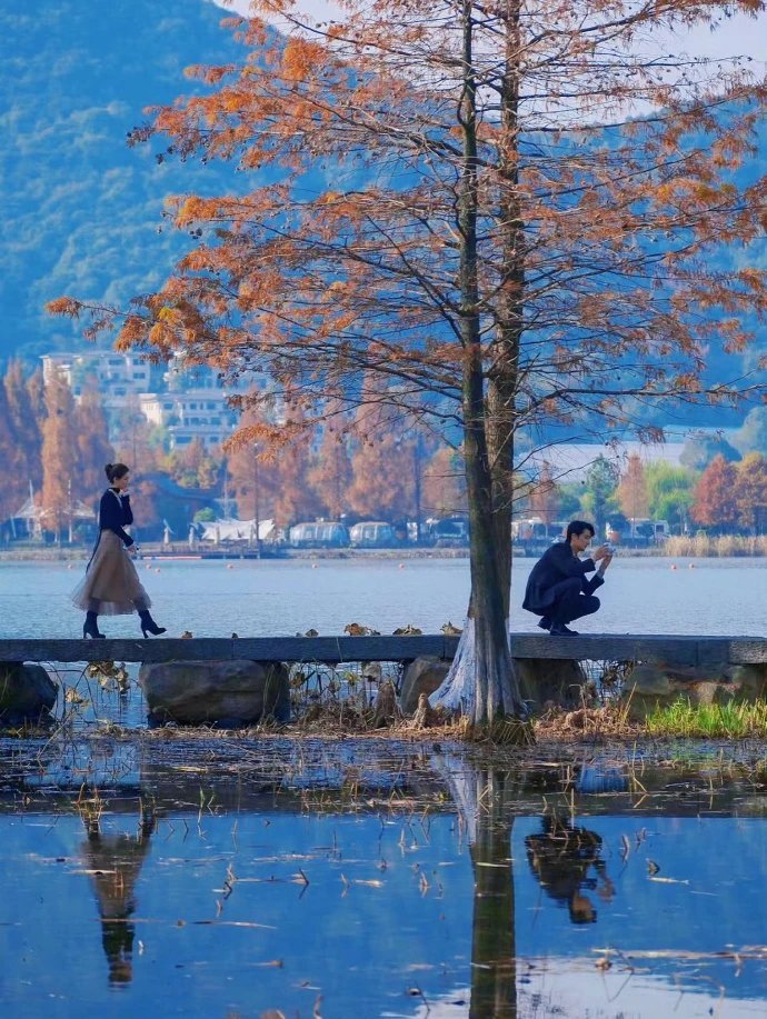 赵露思与彭冠英《恋人》湖边戏份引热议，美景美人共谱浪漫篇章近日，赵露思和彭冠英在