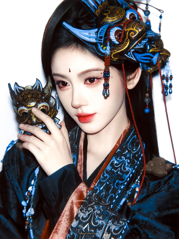 这套鞠婧祎的傩戏元素造型，将非遗傩文化与古风美学巧妙融合。整体以黑为基底，搭配傩