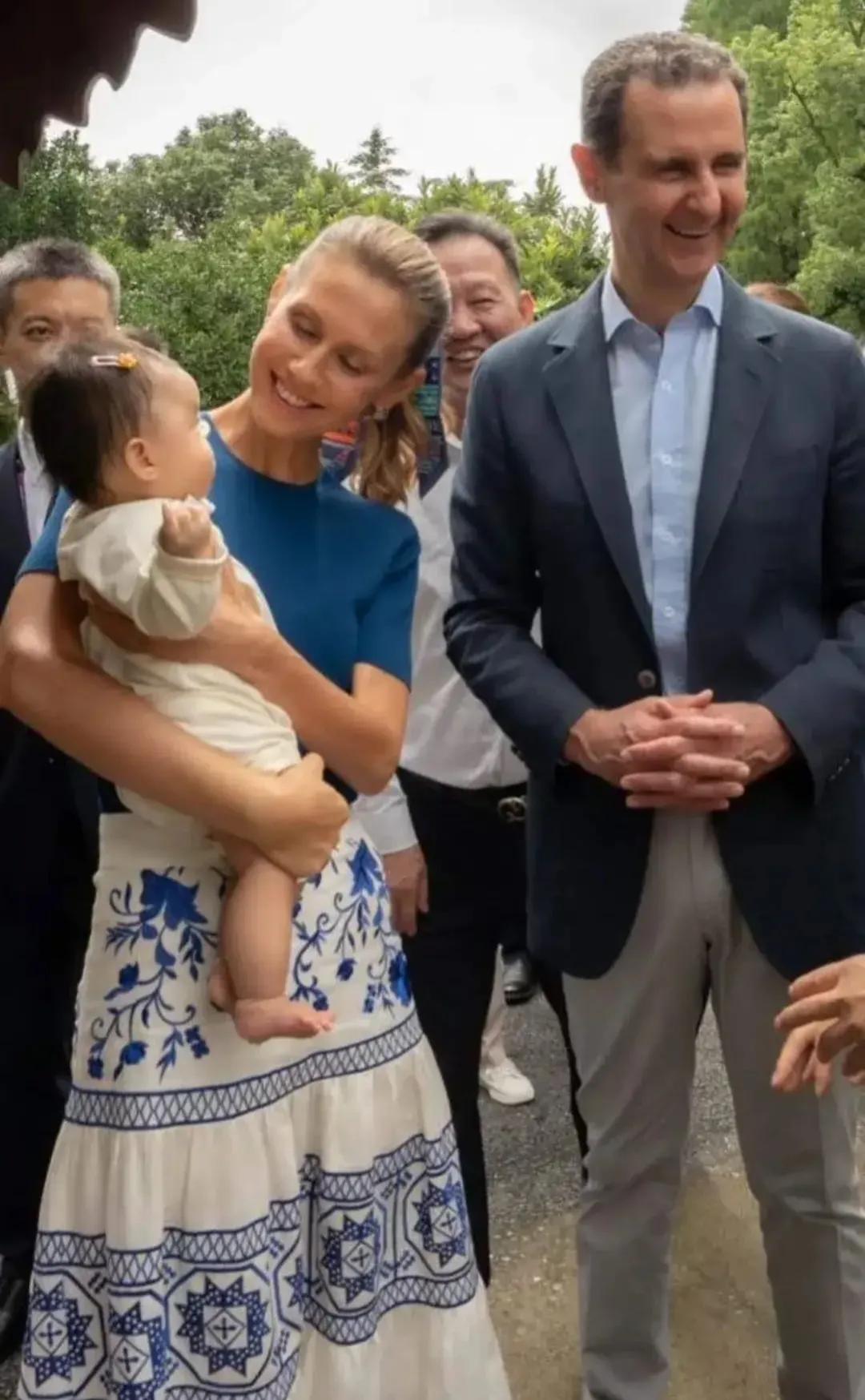 在杭州小古城村，叙利亚总统夫人阿斯玛抱起了一个中国小朋友，慈爱之情没有种族、没有