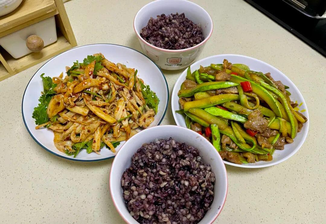 总有人觉得精致伙食就得大鱼大肉、摆满一桌硬菜，动辄一顿饭花费上百块，可细看这桌家