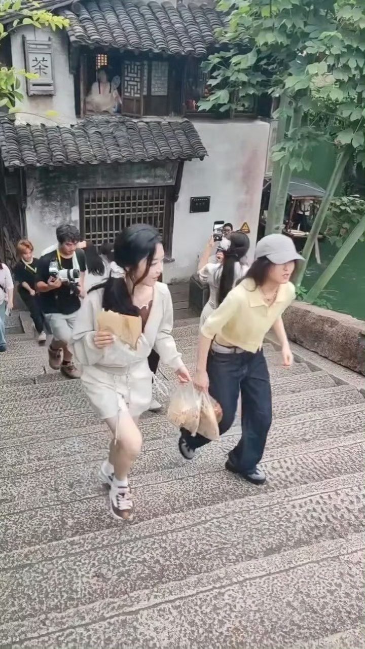 张子枫谭松韵同框偶遇谭松韵张子枫 张子枫谭松韵同框，录制顺利 ​​​