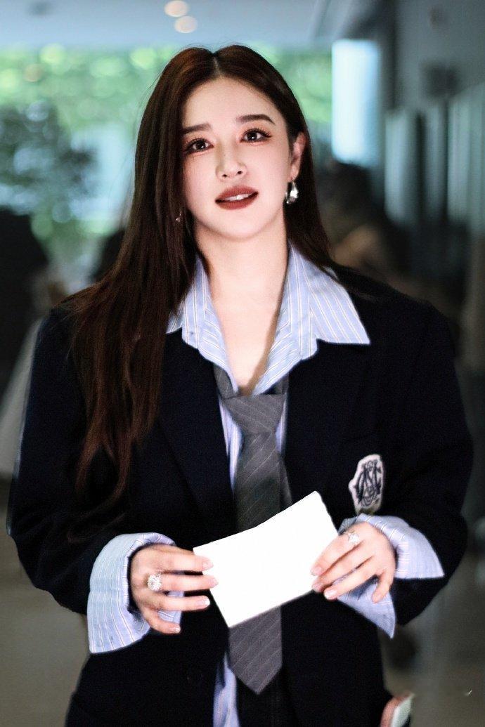 阚清子最新证件照状态阚清子瘦下来美成这样 阚清子全新证件照惊艳众人，换上蓝色衬衫