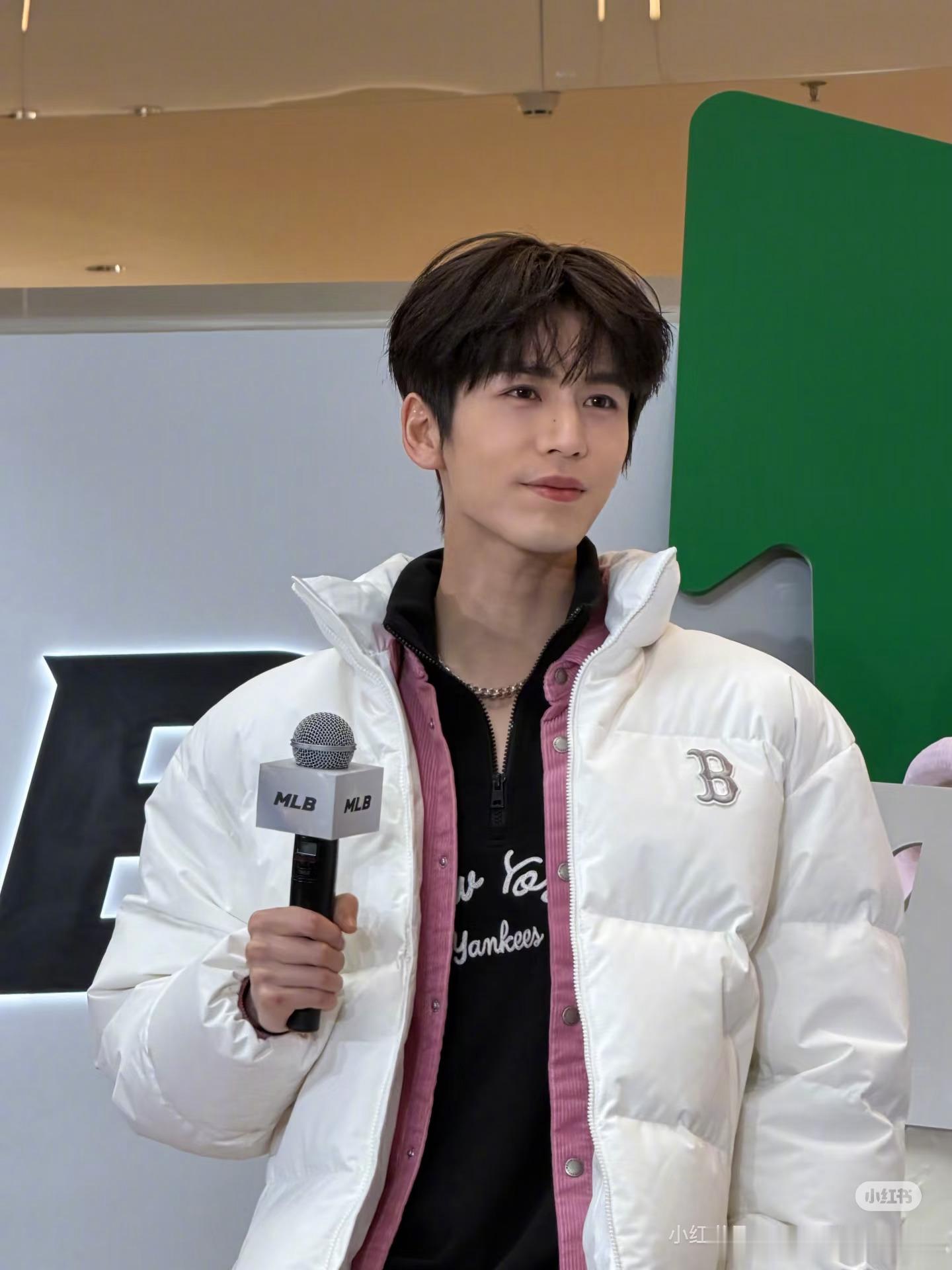 张凌赫活动live图直出，此男的权威不解释！！！直接看图 