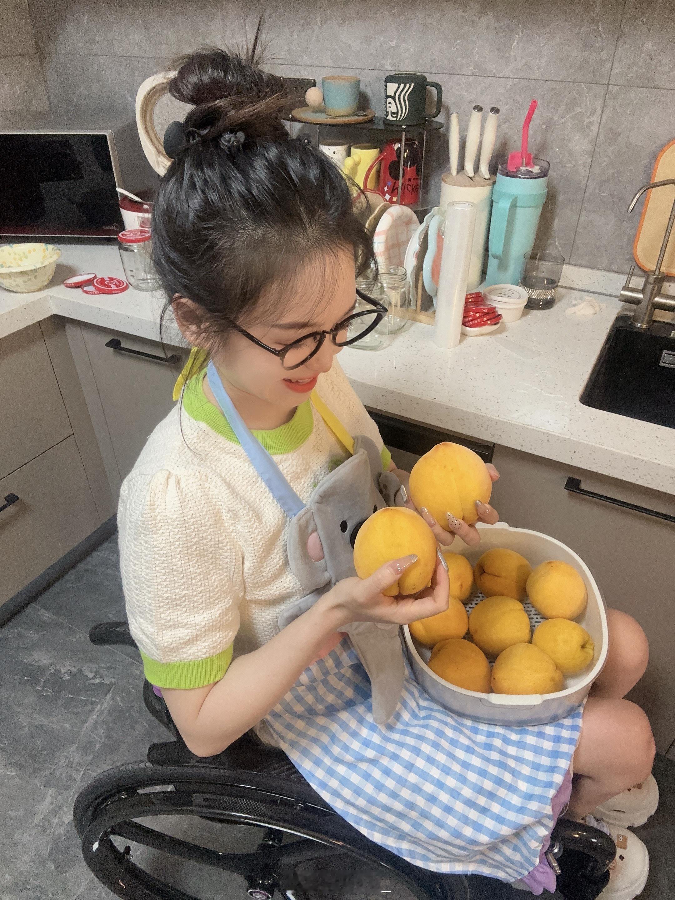 其实我也不是专门搞那个黄桃的真的就是小时候我自己爱吃 然后我爸前几年就去给我种 