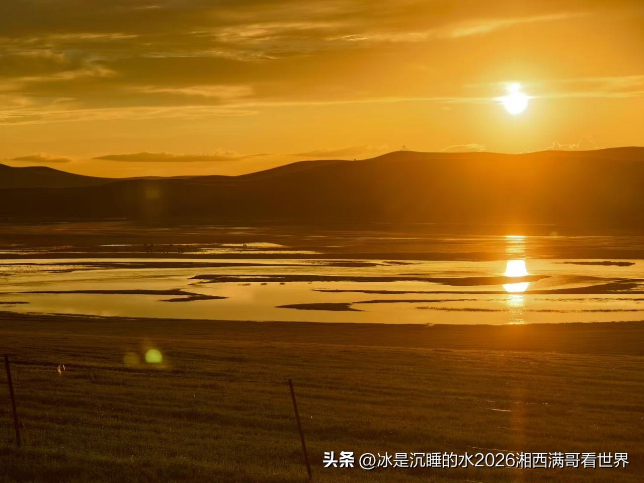 呼伦贝尔大草原清晨的风景确让人心旷神怡！远处隐约可见起伏的山坡、静静流淌的如同珍