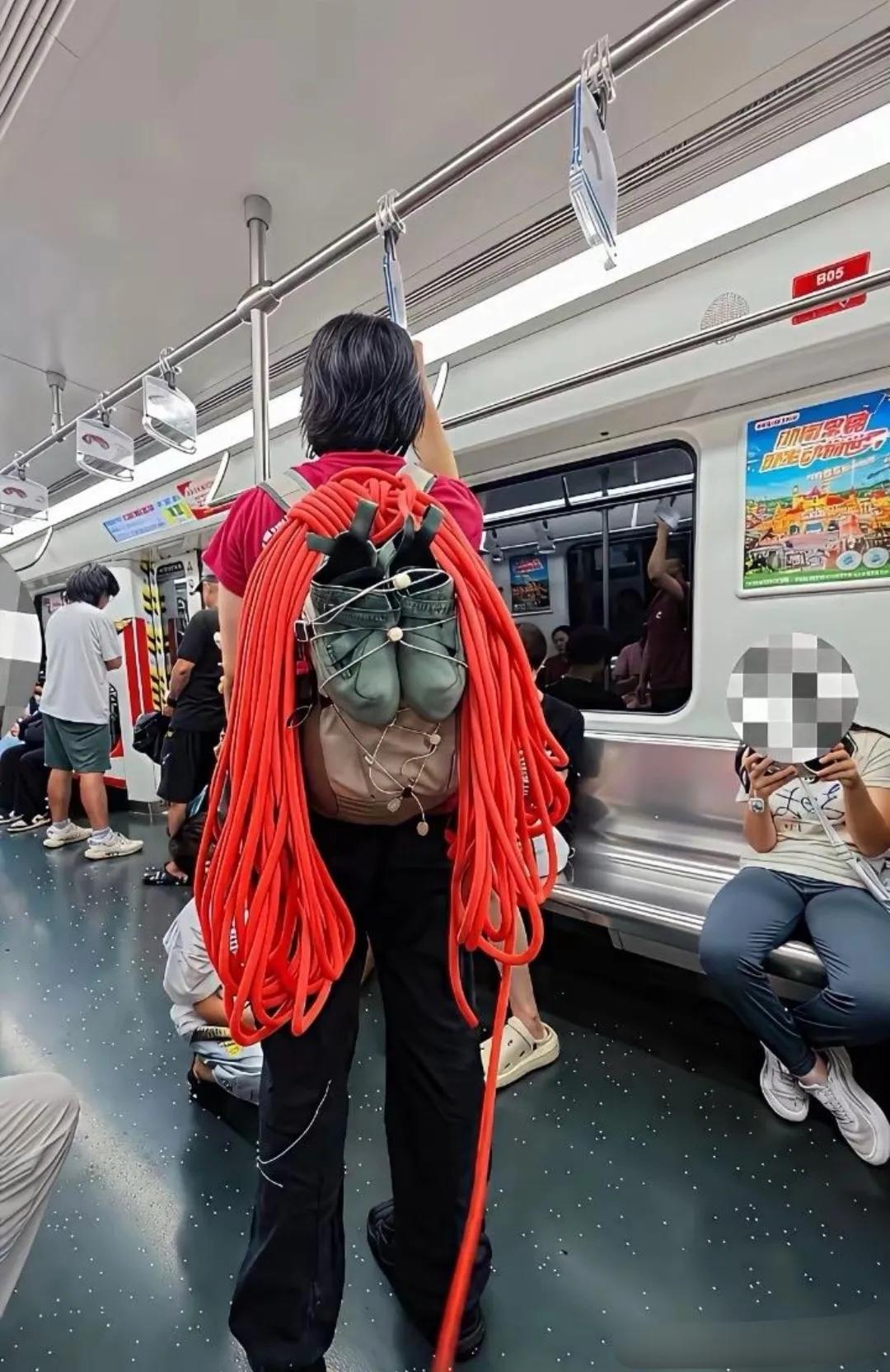 大妈炫的身体好，能户外，这是最最低调的炫富！