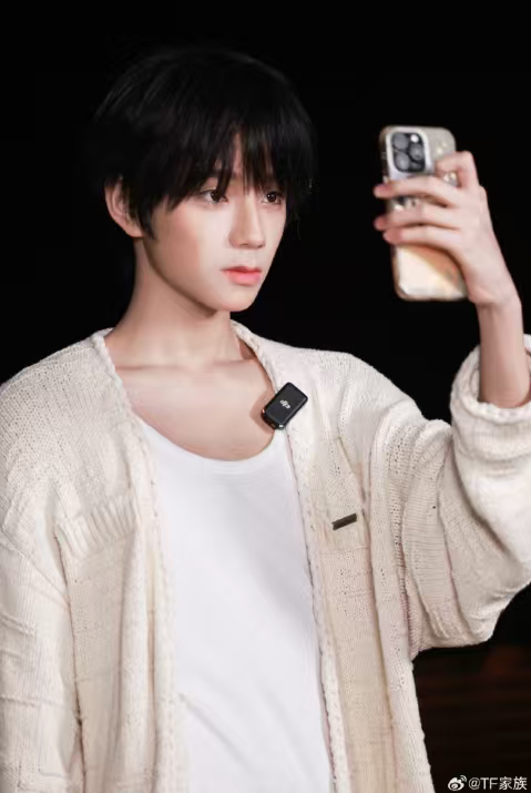 王橹杰自拍角度王橹杰星光收集员花絮照公开 王橹杰星光收集员花絮照公开，收获一个自