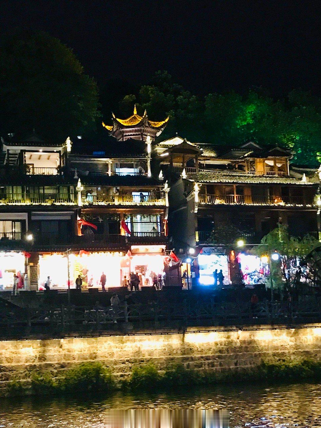 【爱上凤凰古城的空灵滋味#爱上湖南的N种滋味##中国有滋味##记录旅行# 】灯火
