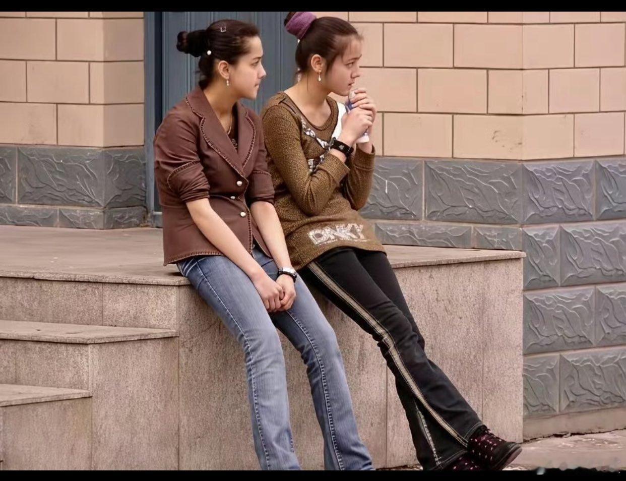 2007年，15岁的迪丽热巴在新疆街头 
