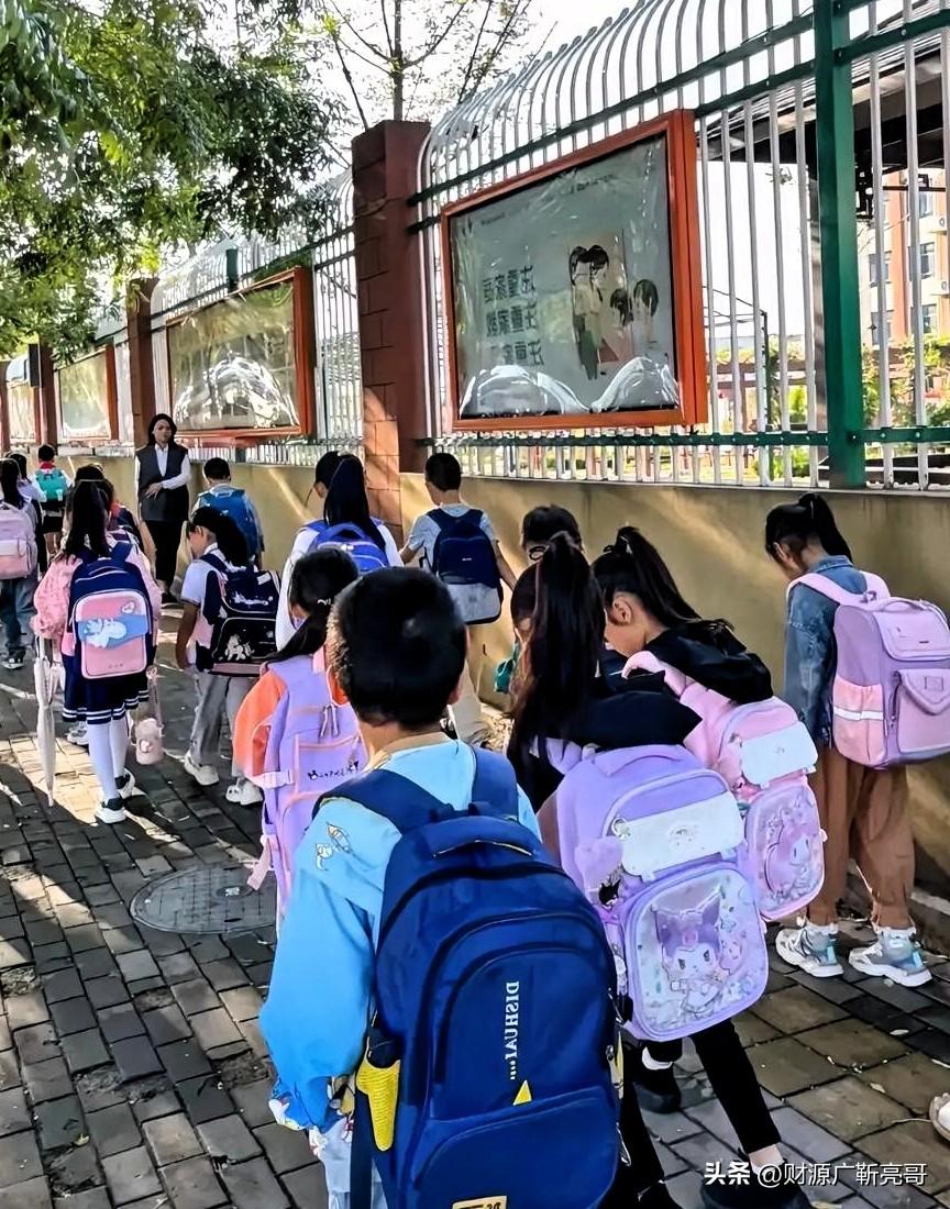 职场上过了35岁就是“鬼见愁”，快50岁的大姐想找个班上？那是做梦。

但这大姐