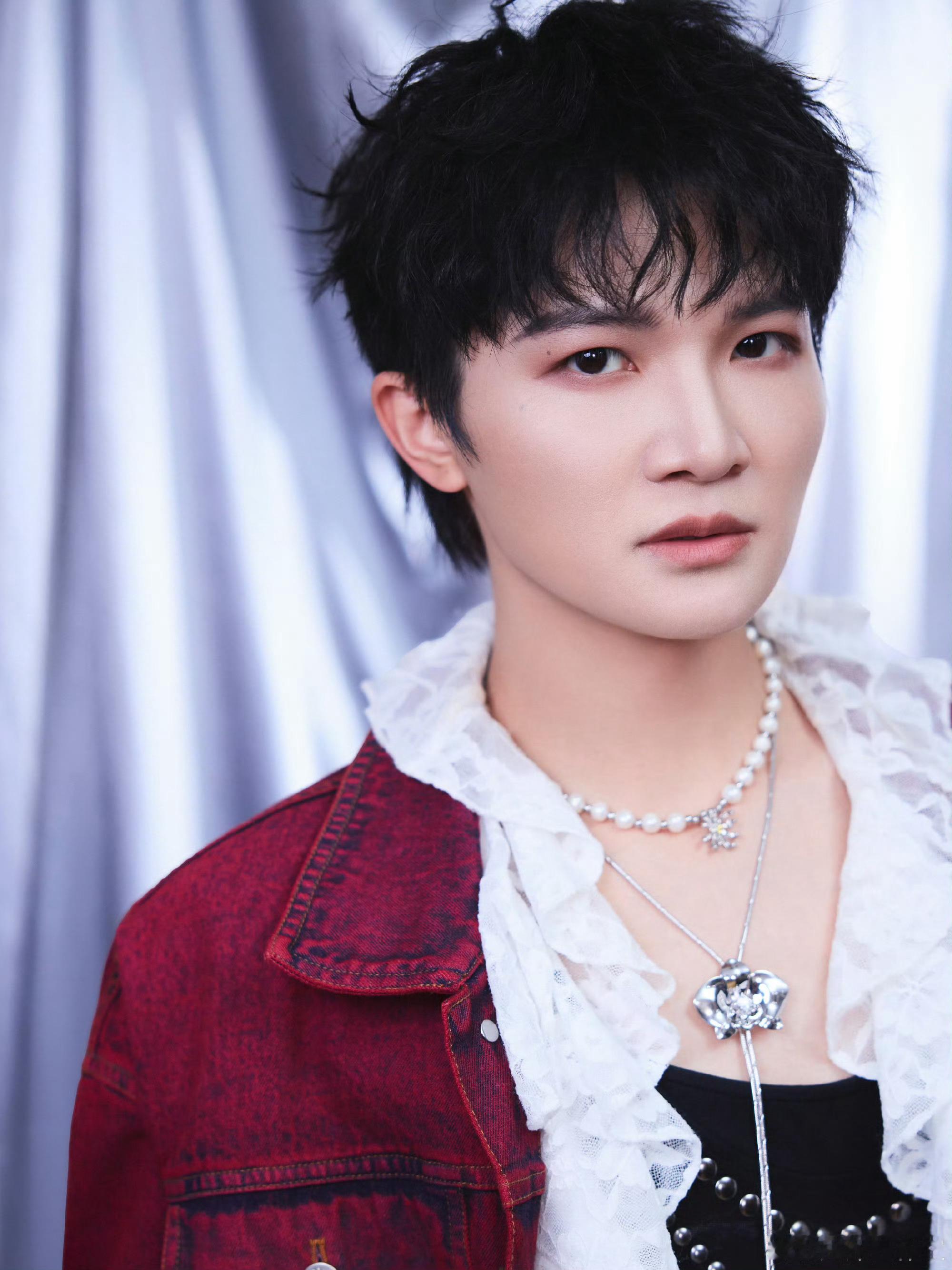 之前是表演，演绎音乐。这期明显的感觉是玩音乐，享受音乐。张扬的帅！！！ 