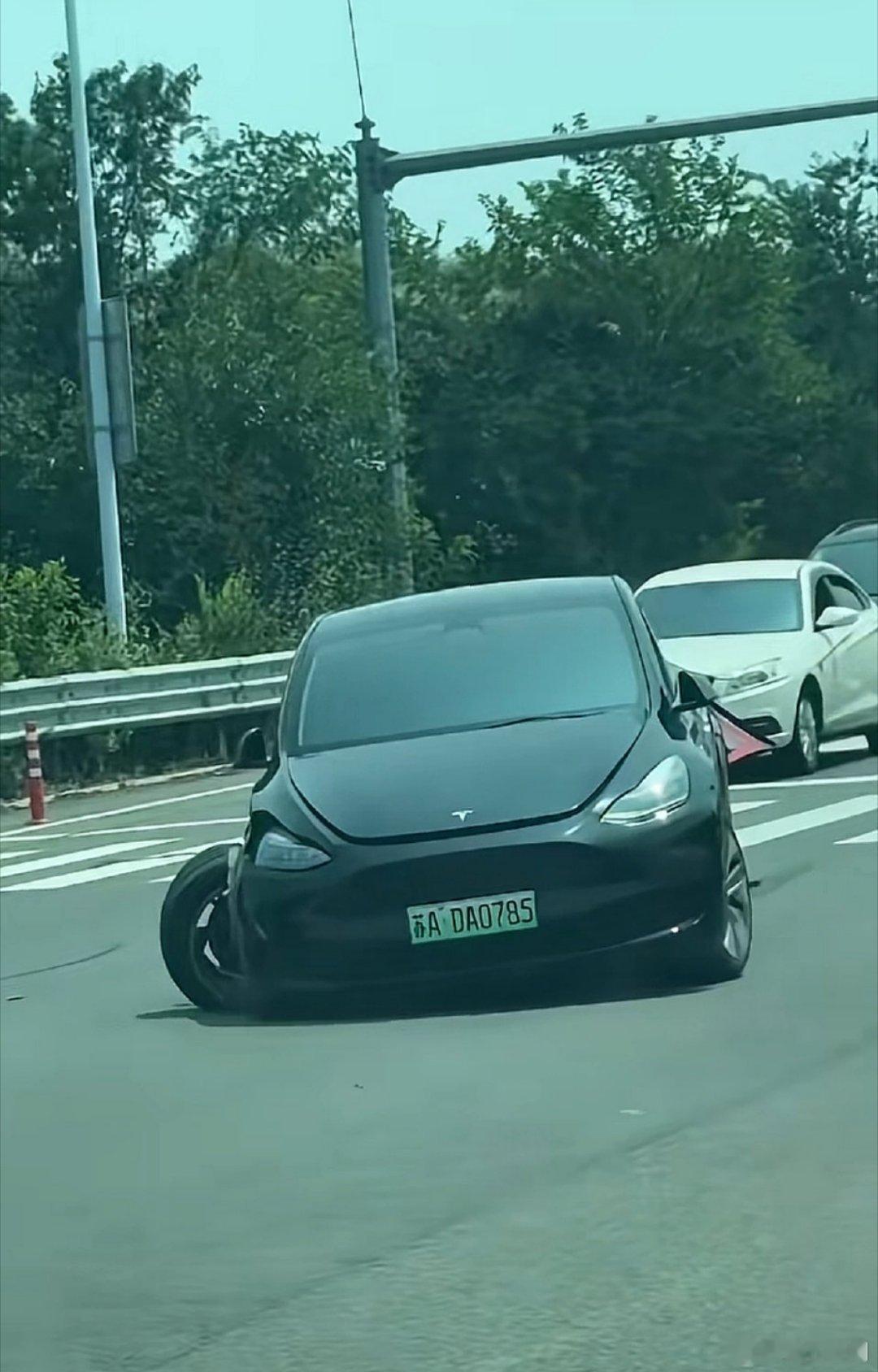 崴脚了。 