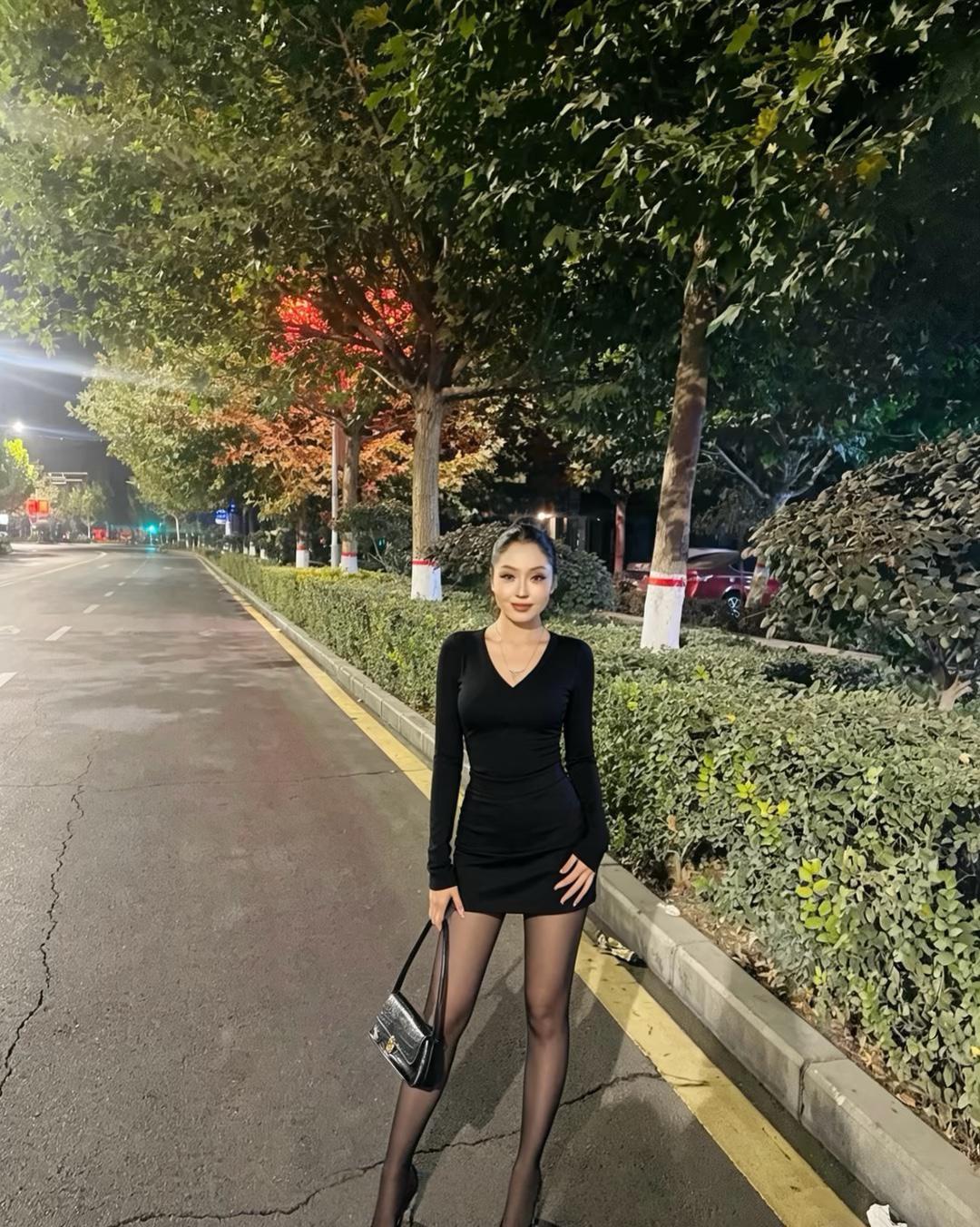 黑丝女生怎么穿搭会看上去很优雅 你喜欢穿牛仔裤吗？ 旗袍裙搭什么穿好看?