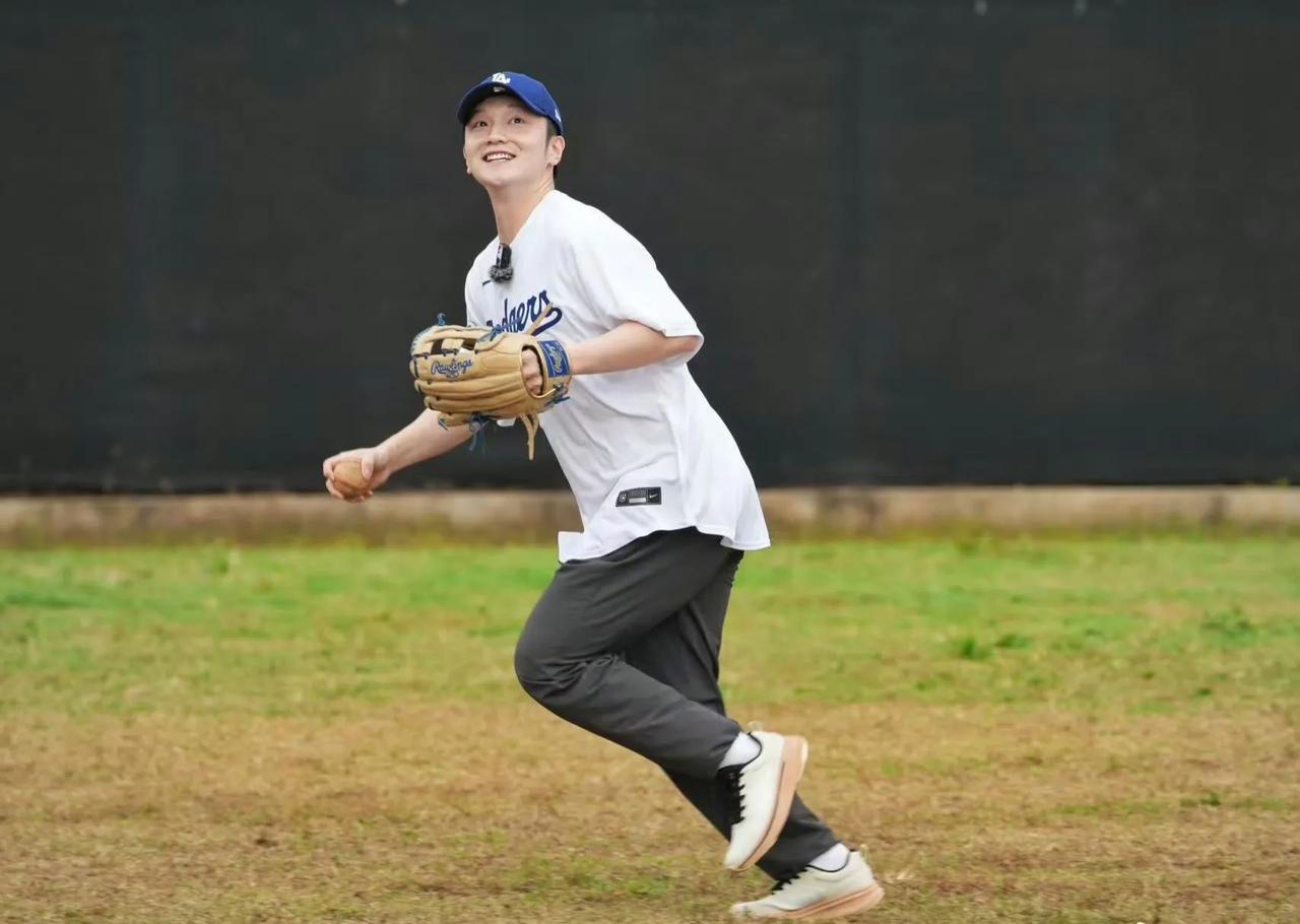 樊振东真是太厉害了，真是啥都会啊，乒乓球打的好就不说了，还会打网球，照片中的他，