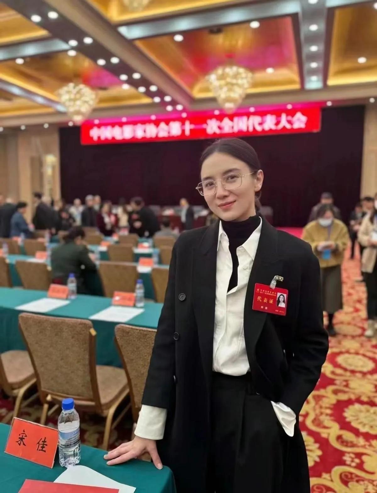 中国电影家协会第十一次全国代表大会宋佳的素颜亮相真的是超惊艳，不得不说宋佳现在的