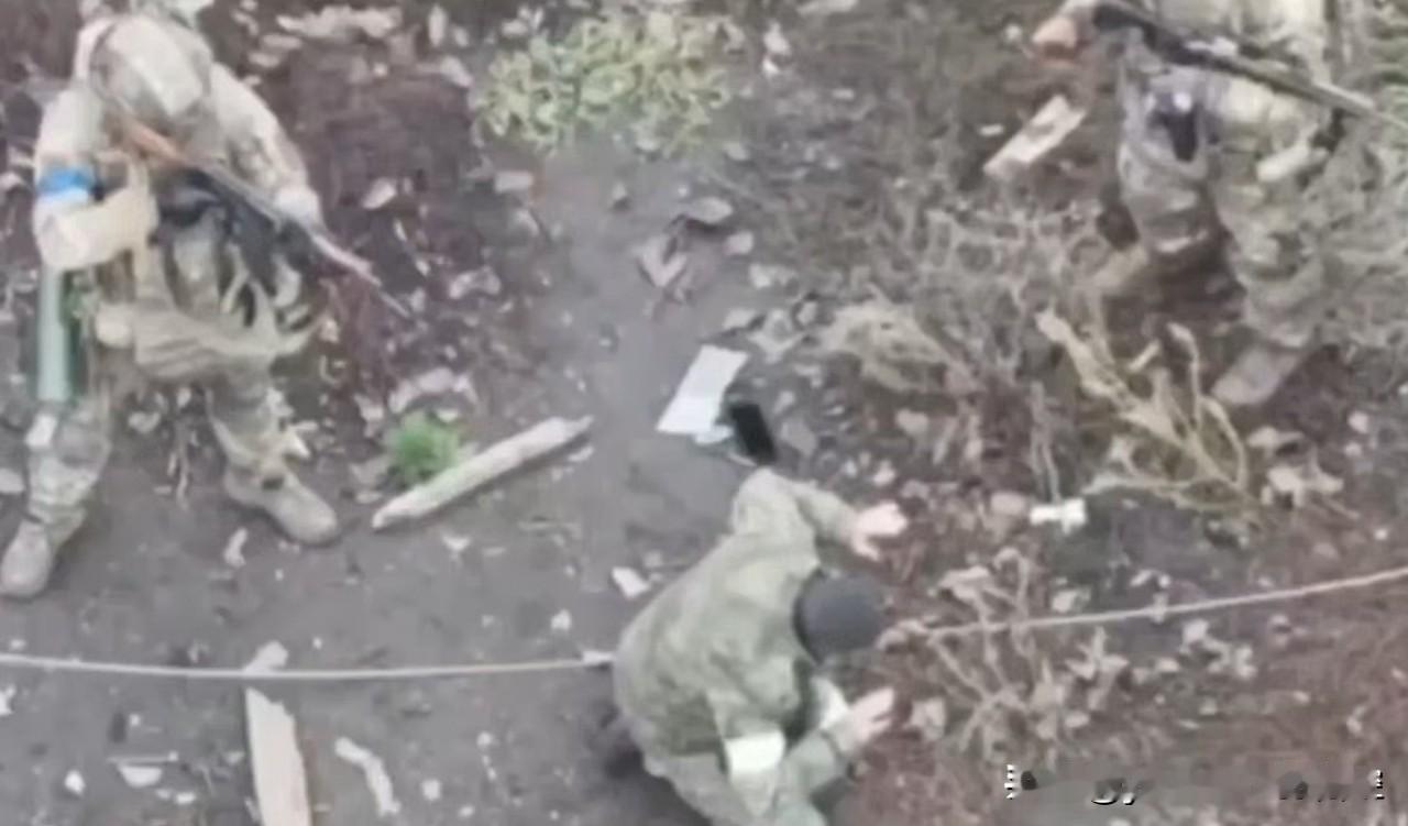 【缴枪不杀、优待俘虏很重要】
     对待已经举手投降的士兵，是杀不得的，原因