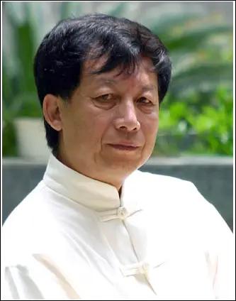 主持人问教授幸福吗？
教授的回答惹得台下哄堂大笑。
主持人问：教授，您幸福吗？