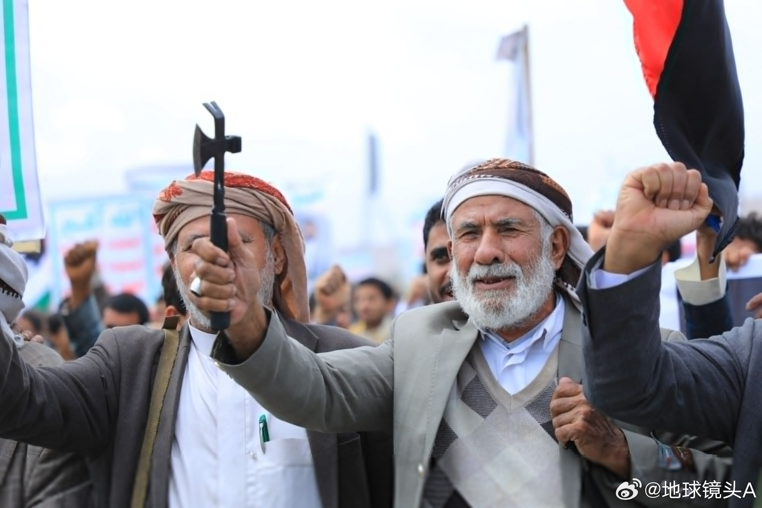 霍尔木兹决战摊牌了 也门萨达，年轻人、老年人，战争伤员都聚集在一起参加27日的游