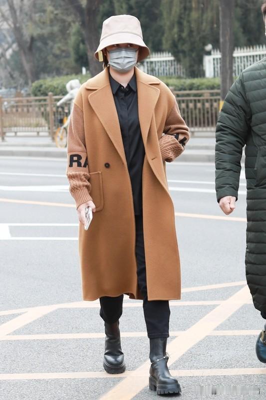 天呐！刘涛春晚路透照一曝光，直接被喊“妈咪级别”！

       格纹大衣配金