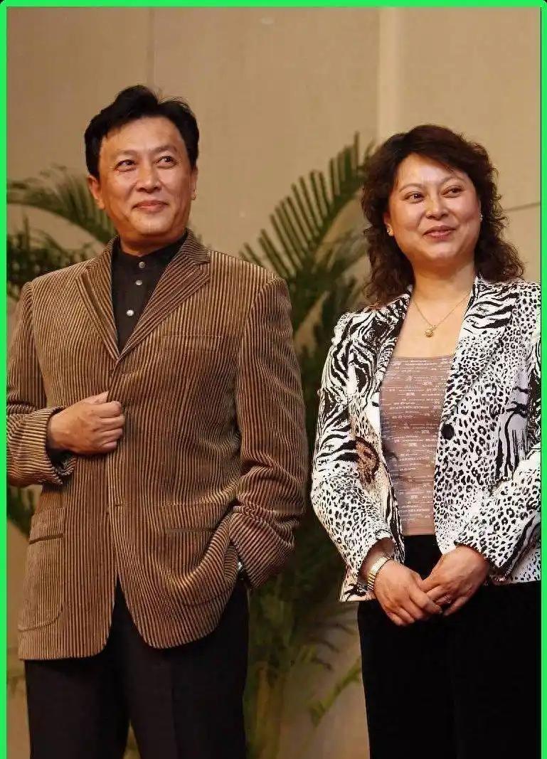 73岁的唐国强穿件夹克精神抖擞，看着顶多50出头。混血妻子虽然发福了，但两人反而