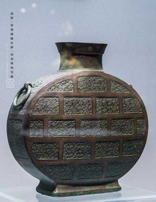 1975年，一顶铜尊正要被送往日本展览。装箱前，专家马承源被它奇特的造型所吸引，