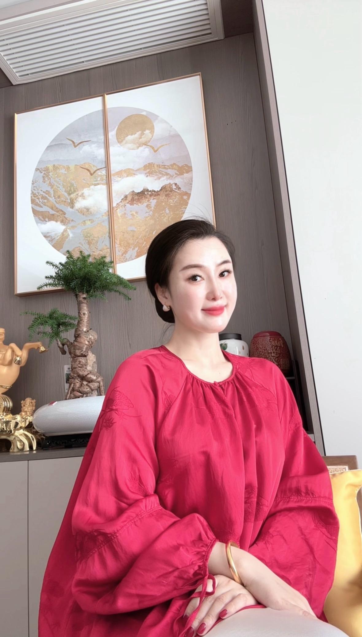 爱她不是送她玫瑰花～是送她垫脚石～送她社会地位人脉资源～让她稳稳踩在自...